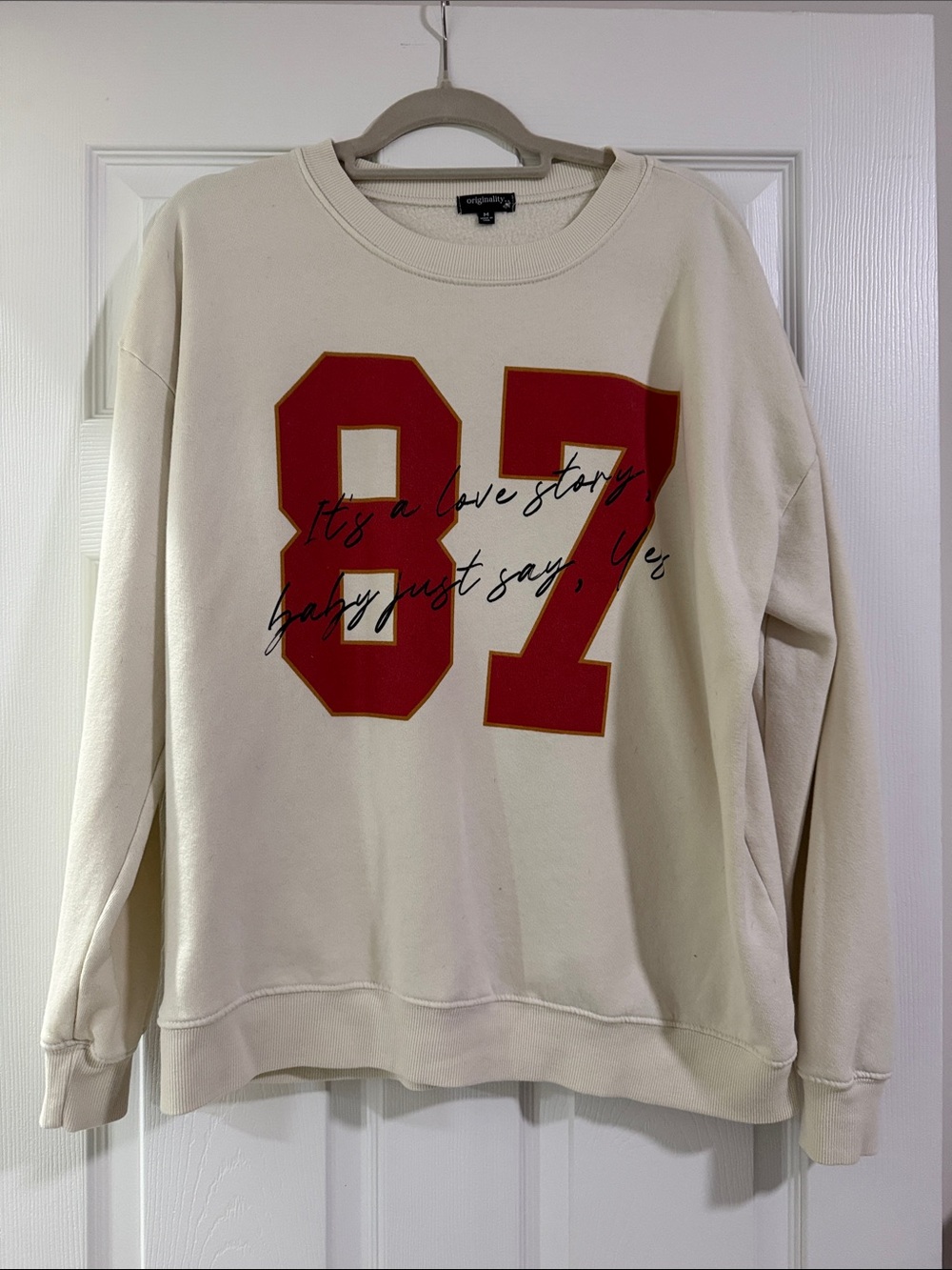Taylor Swift Cream Graphic Crewneck Sweatshirt with Red '87'